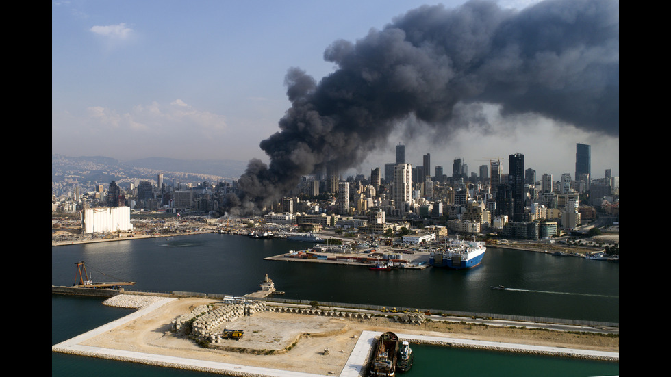 Пристанището на Бейрут отново гори
