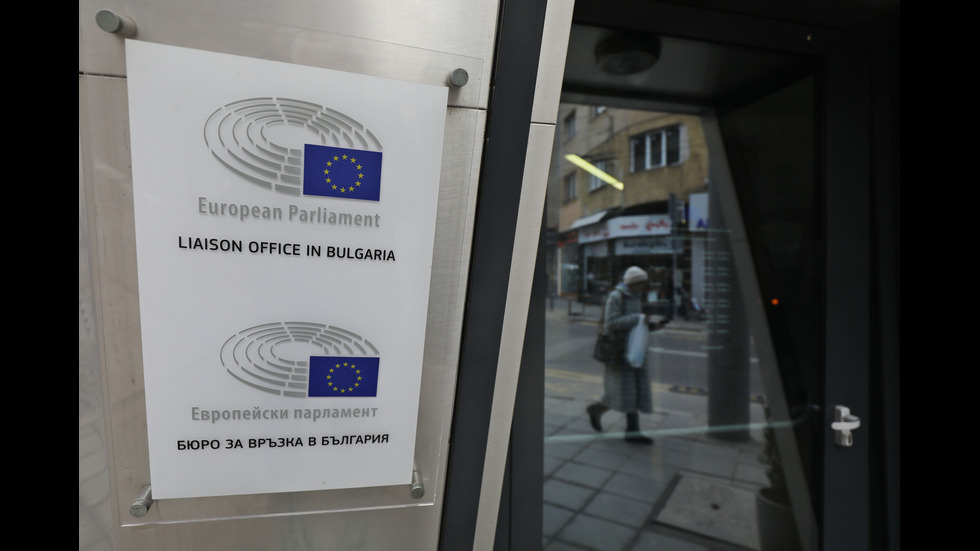 Елена Йончева внася сигнал за корупция в представителството на Европейската комисия