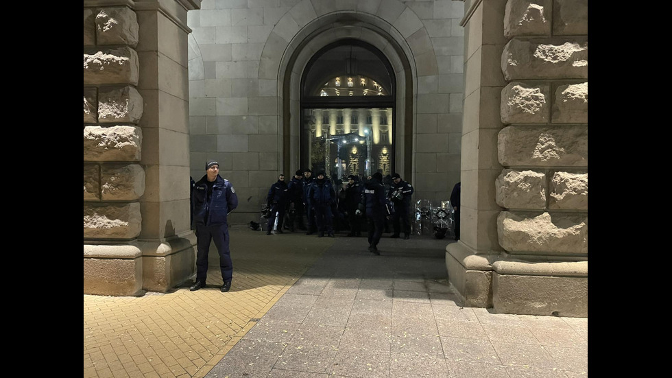 Протест срещу Бюджет 2026, демонстранти се събраха в Триъгълника на властта