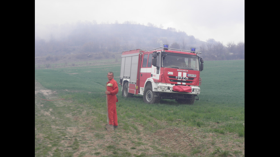 Стотици декари лозя горят край главния път София-Благоевград