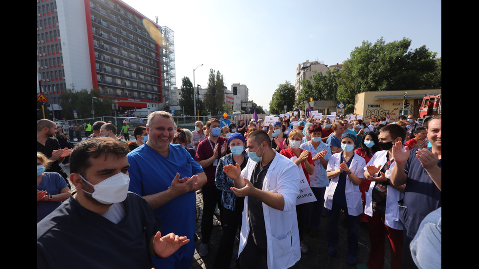 Протест пред "Пирогов" в защита на проф. Балтов