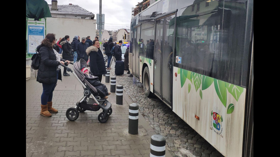 Автобус се преобърна и блъсна пешеходка в София
