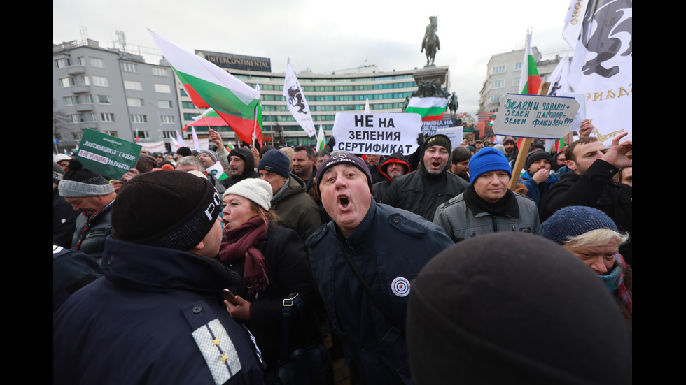 "Възраждане" организира протест срещу зеления сертификат, докараха водно оръдие пред НС