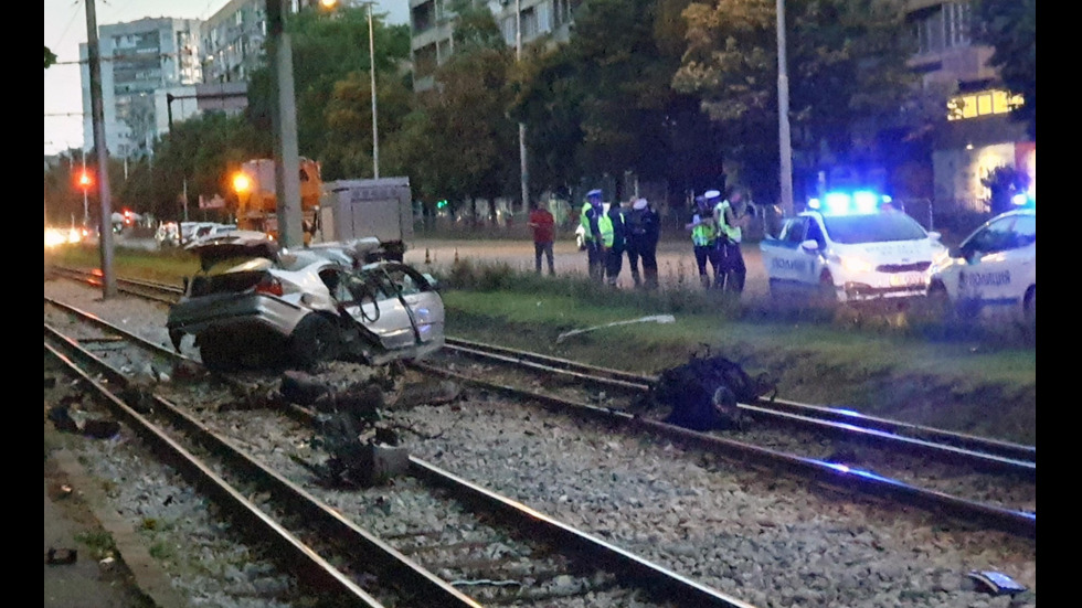 Жена катастрофира на трамвайни линии в София