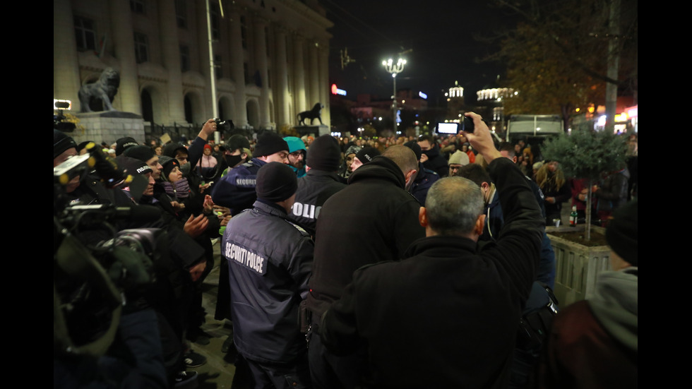 Протест в София срещу насилието над жени, стигна се и до напрежение (ВИДЕО+СНИМКИ)