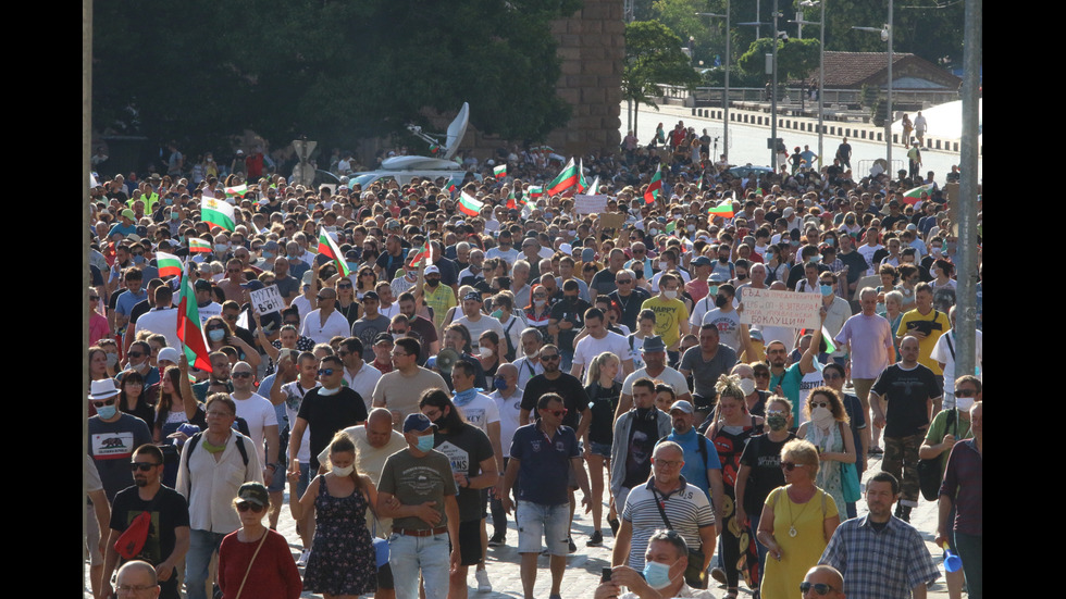 Шестият протест в София започна без напрежение