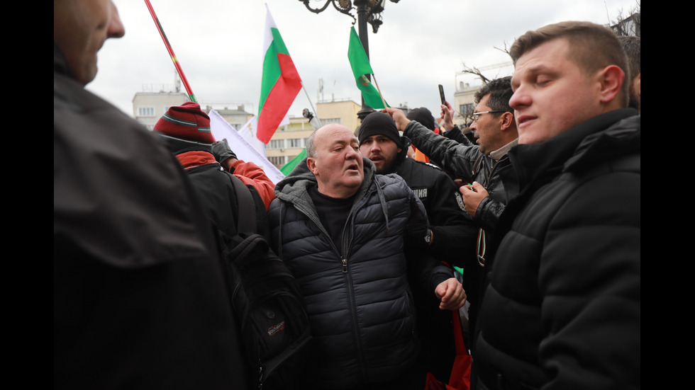 "Възраждане" организира протест срещу зеления сертификат, докараха водно оръдие пред НС