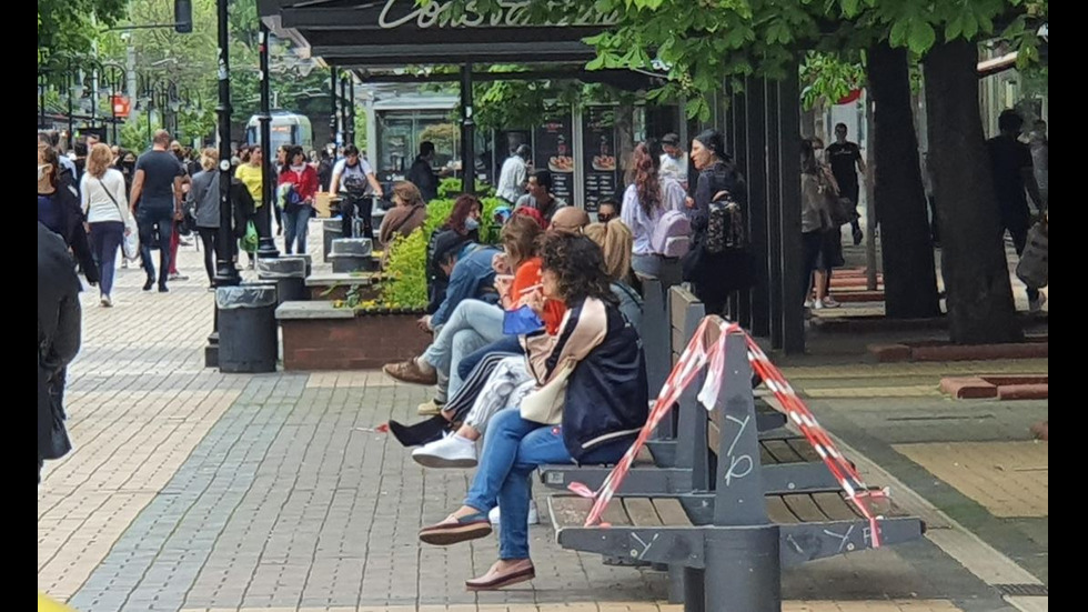 Първи ден без маски на открито