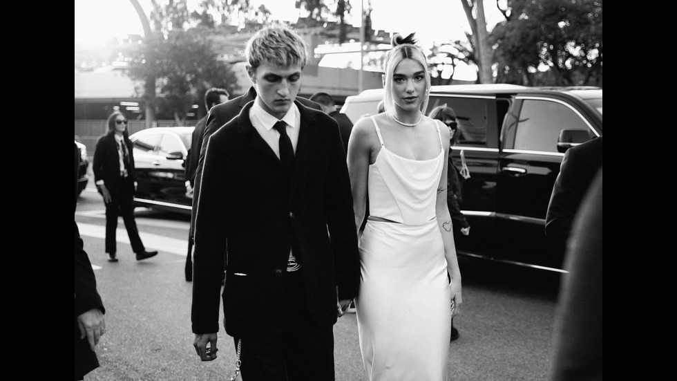 Стил и сексапил завладяха червения килим на наградите „Грами”