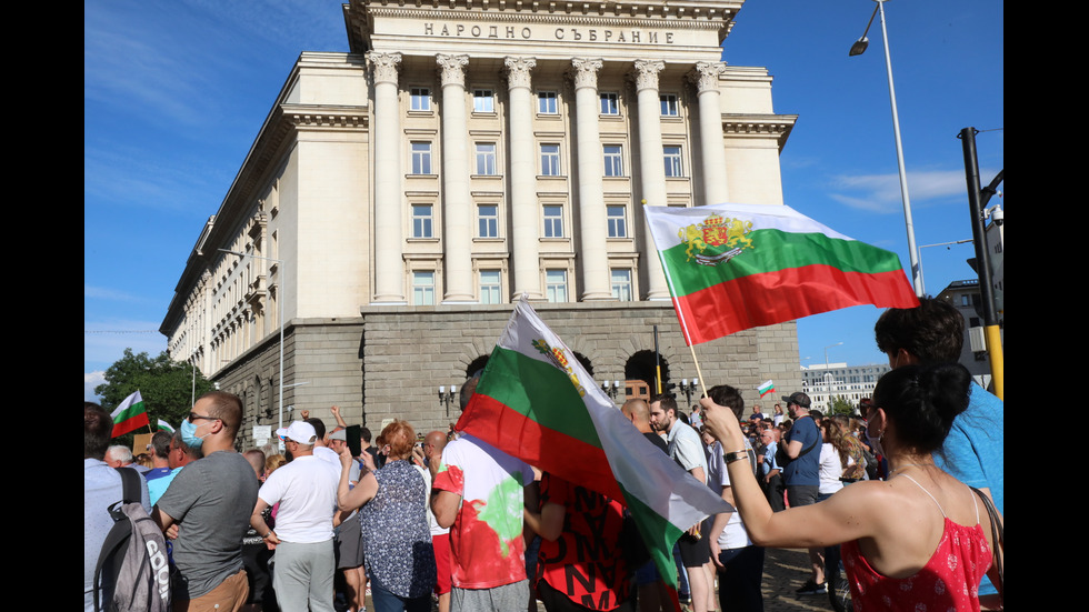 Шестият протест в София започна без напрежение