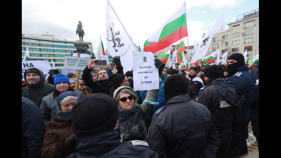 "Възраждане" организира протест срещу зеления сертификат, докараха водно оръдие пред НС