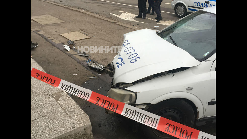 Патрулка и цивилен автомобил се удариха в София