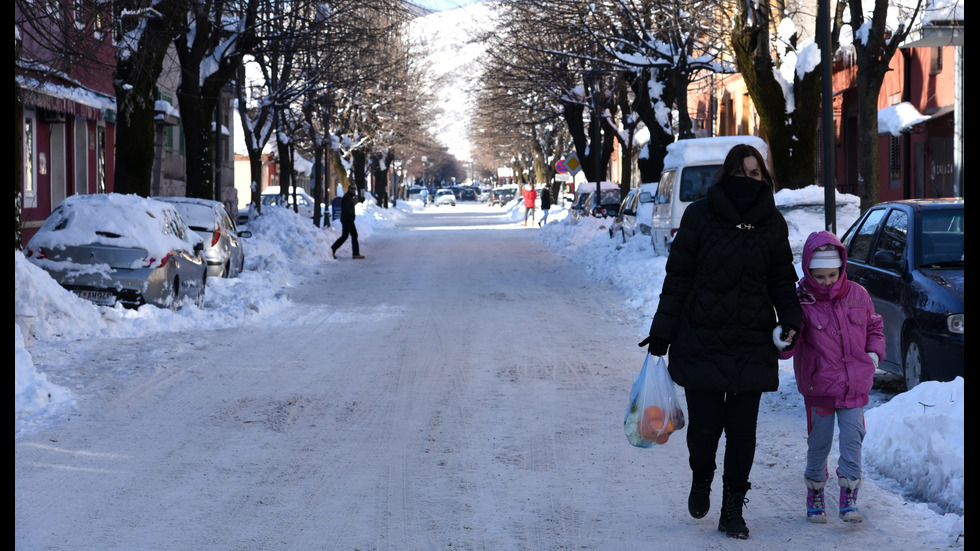 Европа – в плен на зимата. Как чистят пътищата в другите страни?