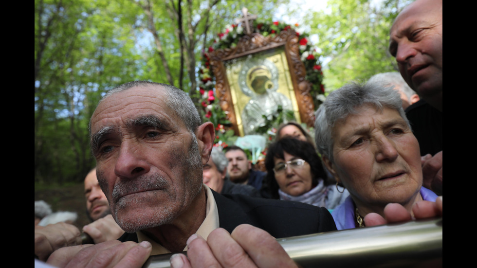 Хиляди вярващи се включиха в литийното шествие в Бачковския манастир