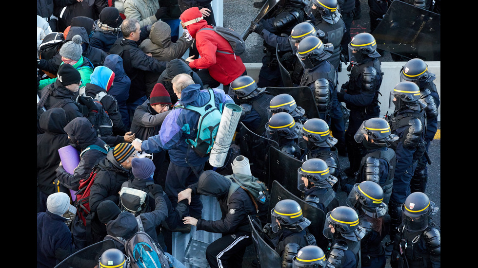 Задържаха 18 протестиращи на границата между Франция и Испания