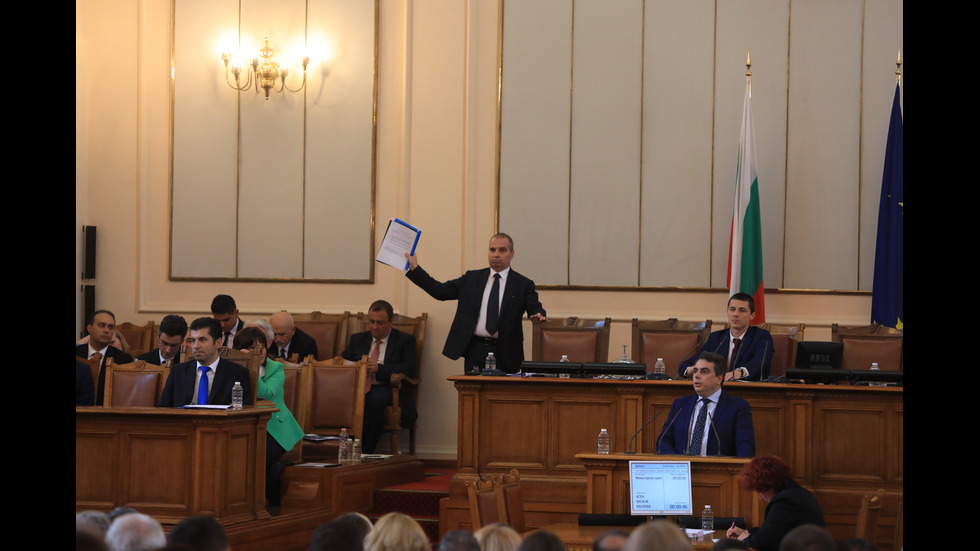 Парламентът обсъжда вота на недоверие към кабинета "Петков"
