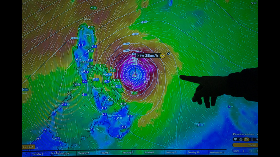Десетки хиляди евакуирани във Филипините заради наближаващ тайфун