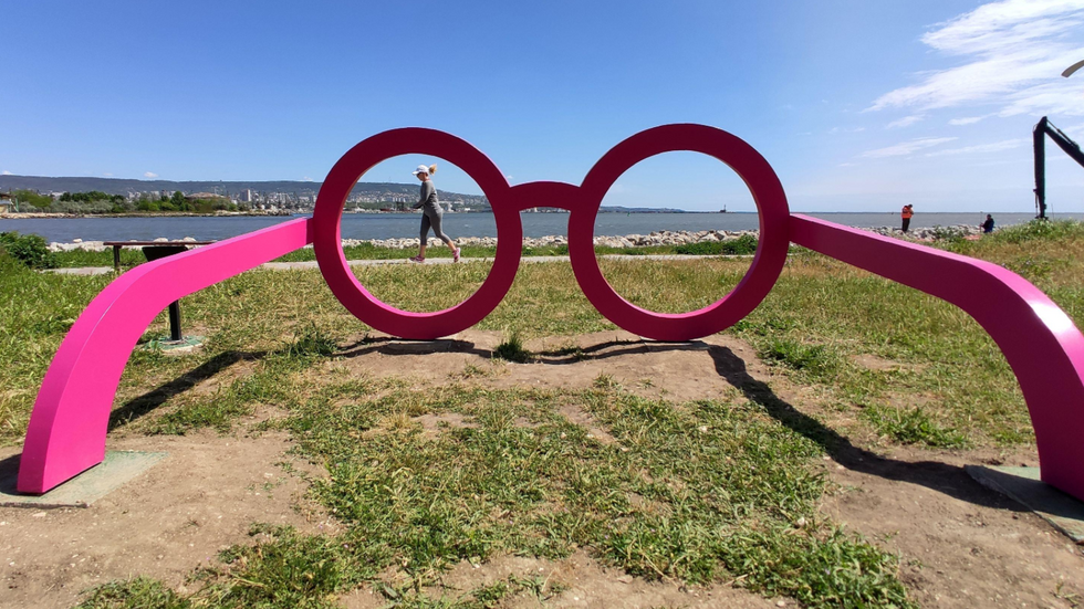 Във Варна гледат морето през розови очила