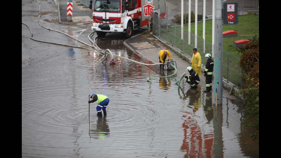 Наводнено кръстовище спря движението на няколко трамвайни линии в София