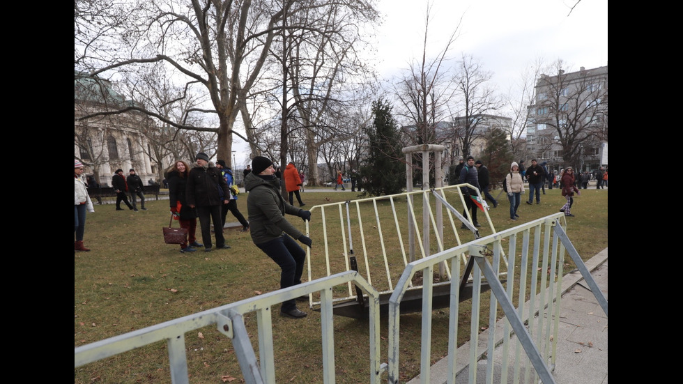 "Възраждане" организира протест срещу зеления сертификат, докараха водно оръдие пред НС