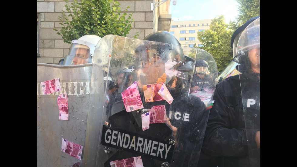 Протест пред парламента
