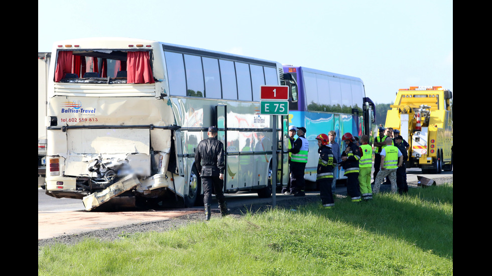 Камион блъсна отзад автобус, пълен с деца и младежи