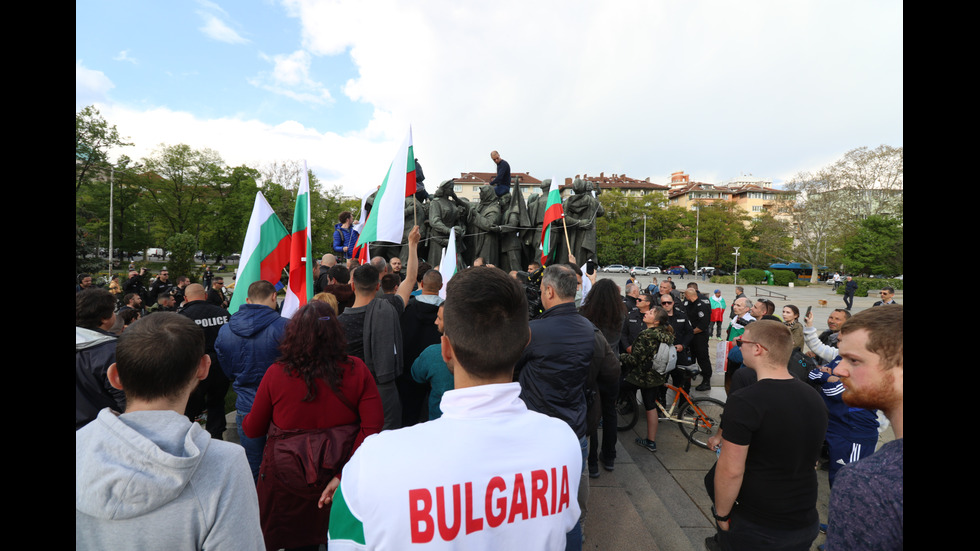 Сблъсъци белязаха протеста край Паметника на Съветската армия