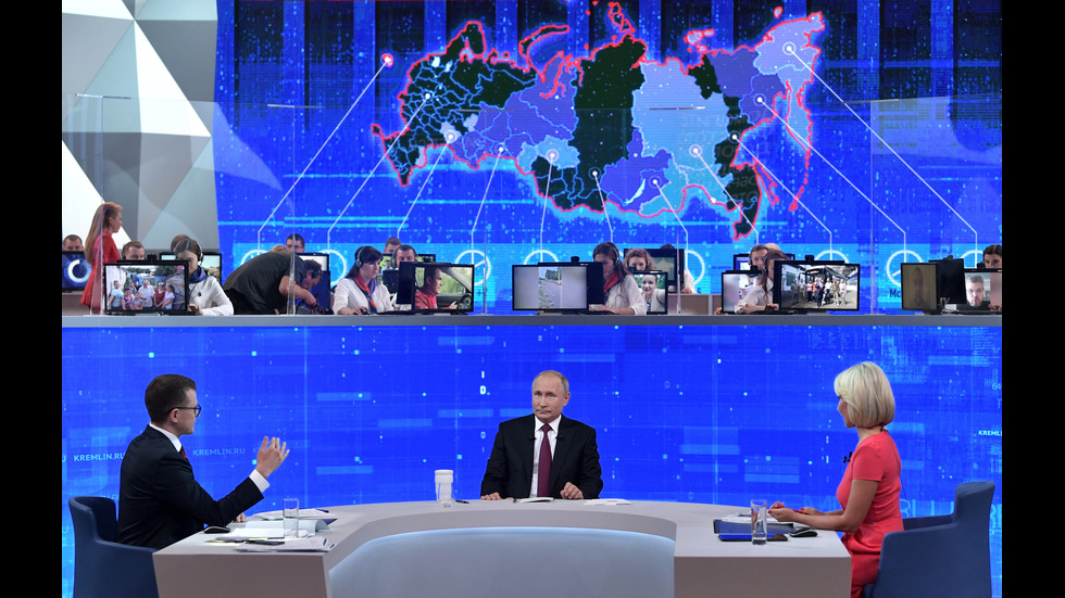 Владимир Путин отговаря на въпроси на граждани