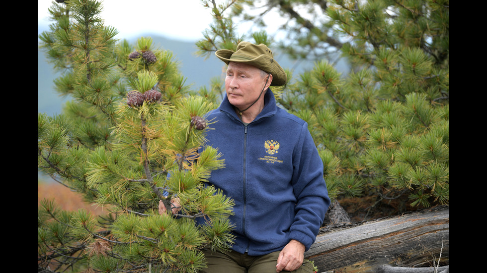 Путин бере гъби на рождения си ден високо в сибирските планини