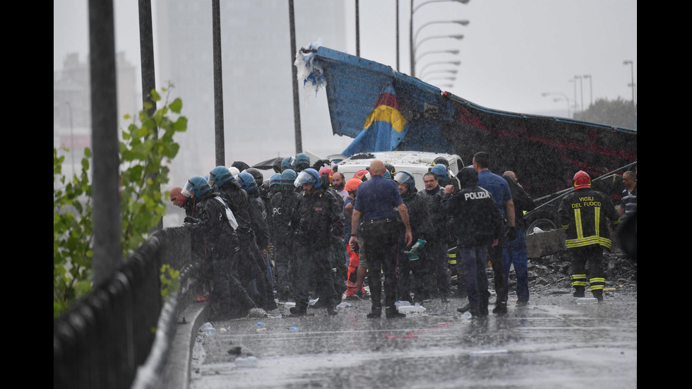 Спасителната операция в Генуа - търсят хора под отломките на моста