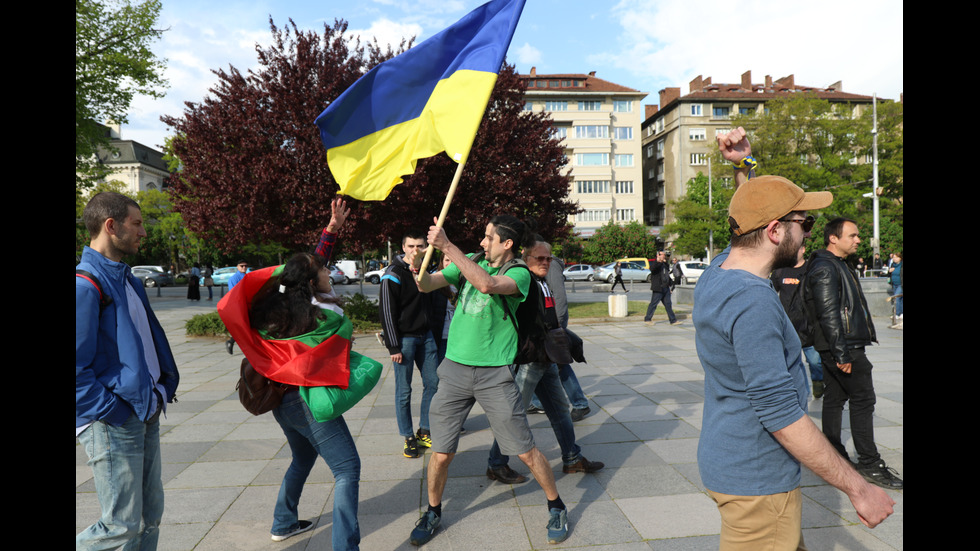 Сблъсъци белязаха протеста край Паметника на Съветската армия