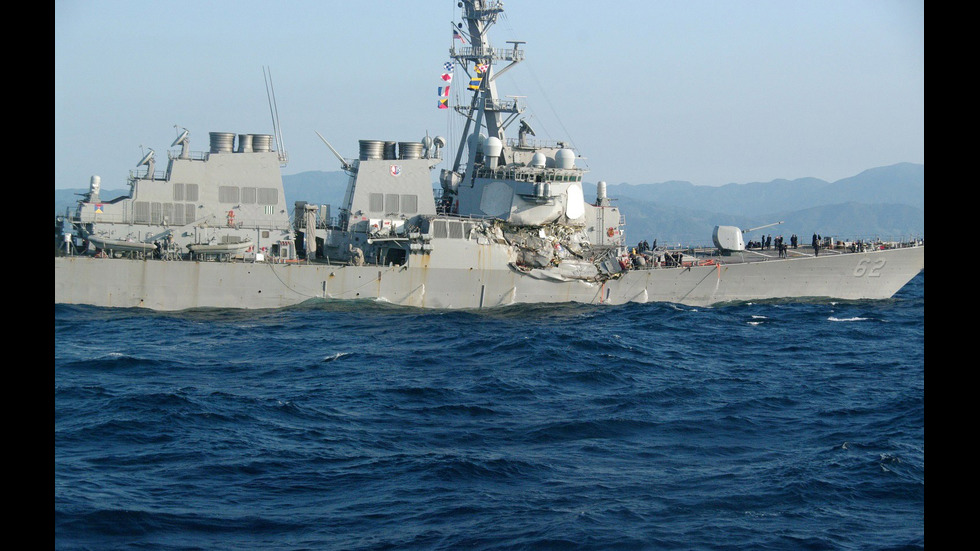 Американски военен кораб се сблъска с японски търговски кораб