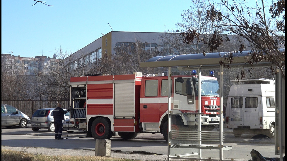 Гасиха пожар в двора на пловдивско училище