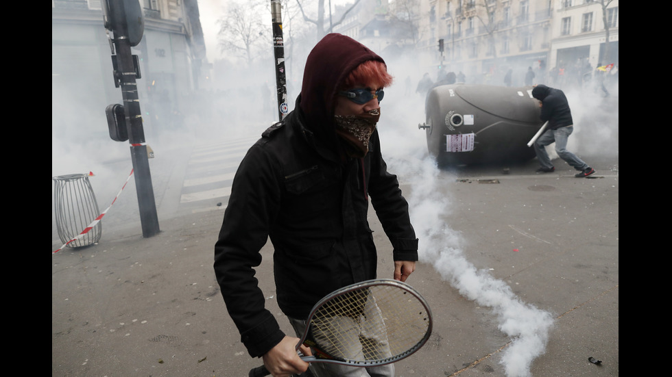 Сблъсъци между стачкуващи и полиция във Франция