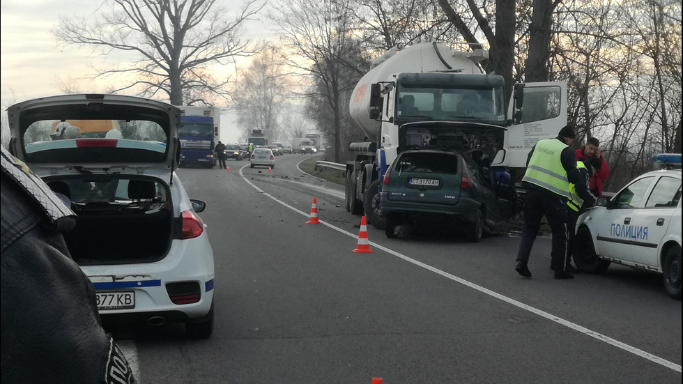 Камион и лека кола се удариха челно край Казанлък