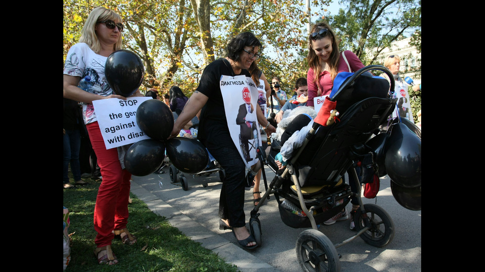 Майки на деца с увреждания протестират с черни балони