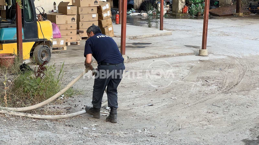 Пожар в депо за строителни отпадъци в Бургас