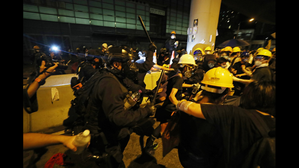 Полицията си върна контрола над парламента в Хонконг