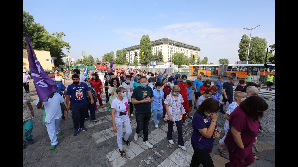 Протест пред "Пирогов" в защита на проф. Балтов