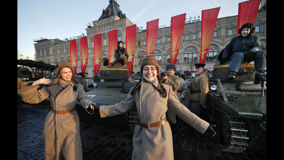 ВОЕНЕН ПАРАД В МОСКВА: Историческа възстановка на Червения площад