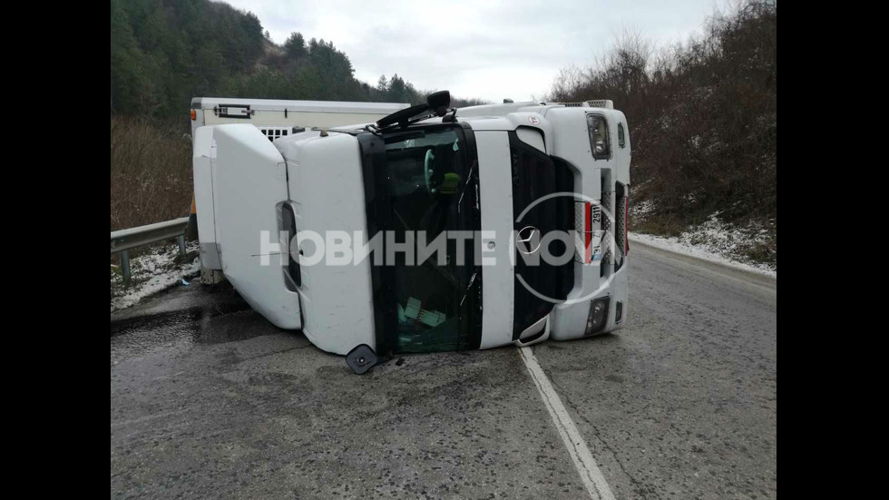 Тир с цитруси се обърна край Велико Търново