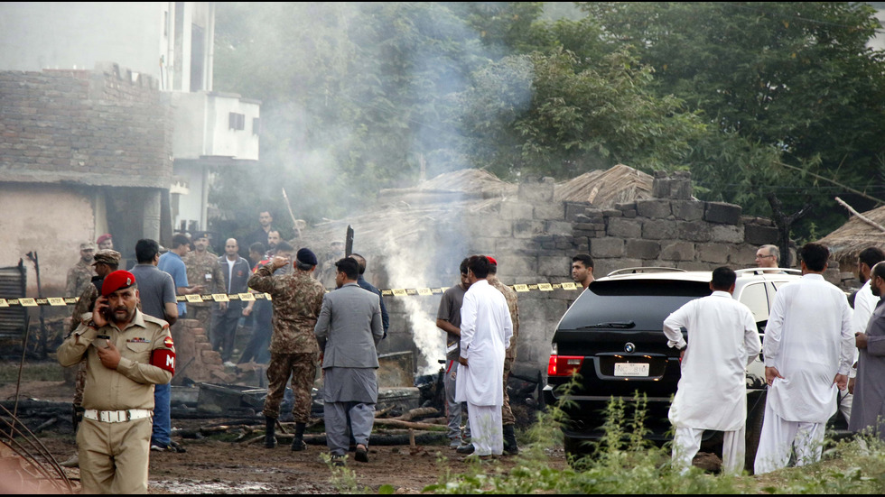 Военен самолет се разби в Пакистан, най-малко 17 души загинаха