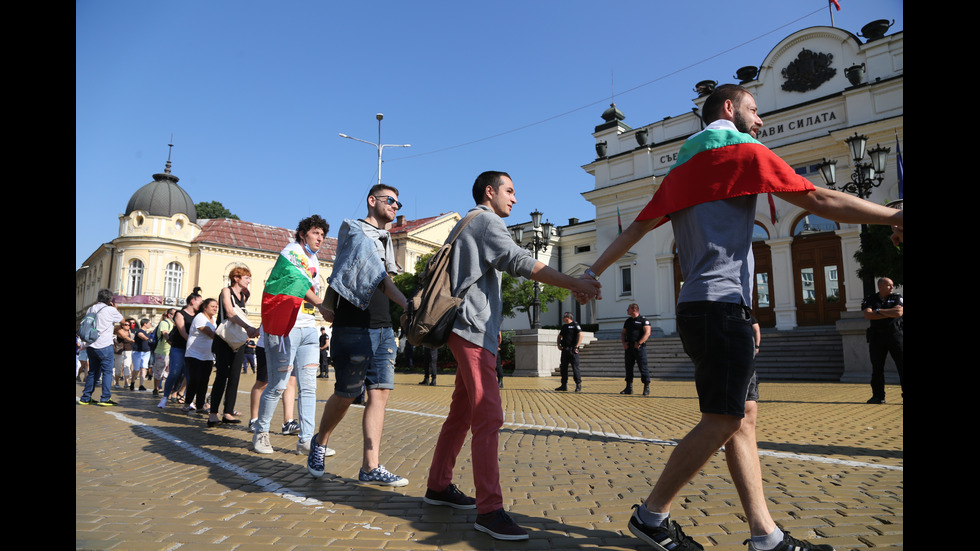 Протестиращи посрещнаха с яйца депутатите пред НС