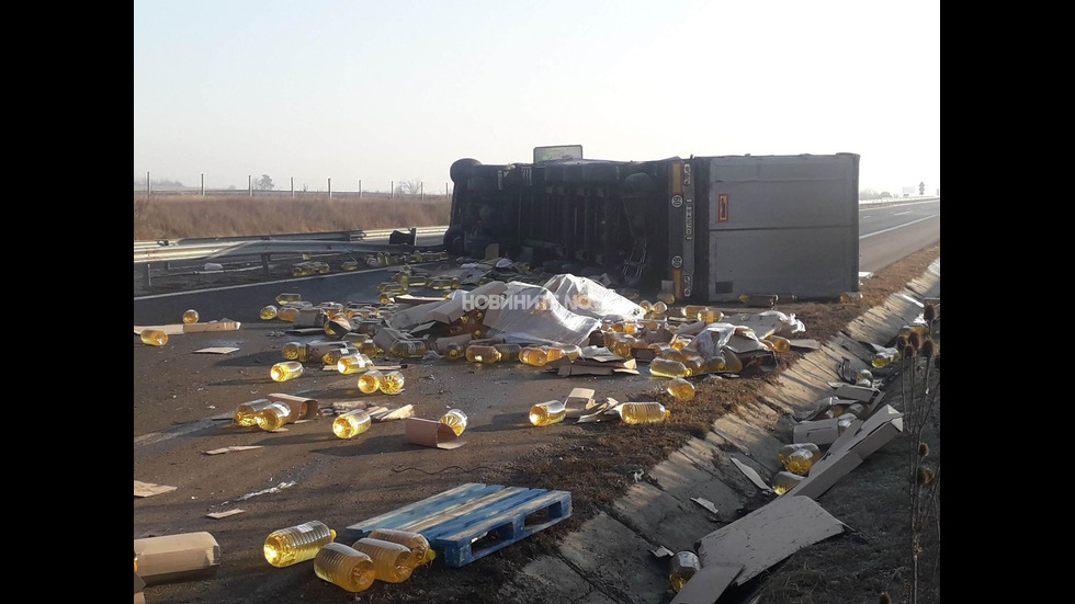 ТИР натоварен с олио се обърна на магистрала "Хемус" край Шумен