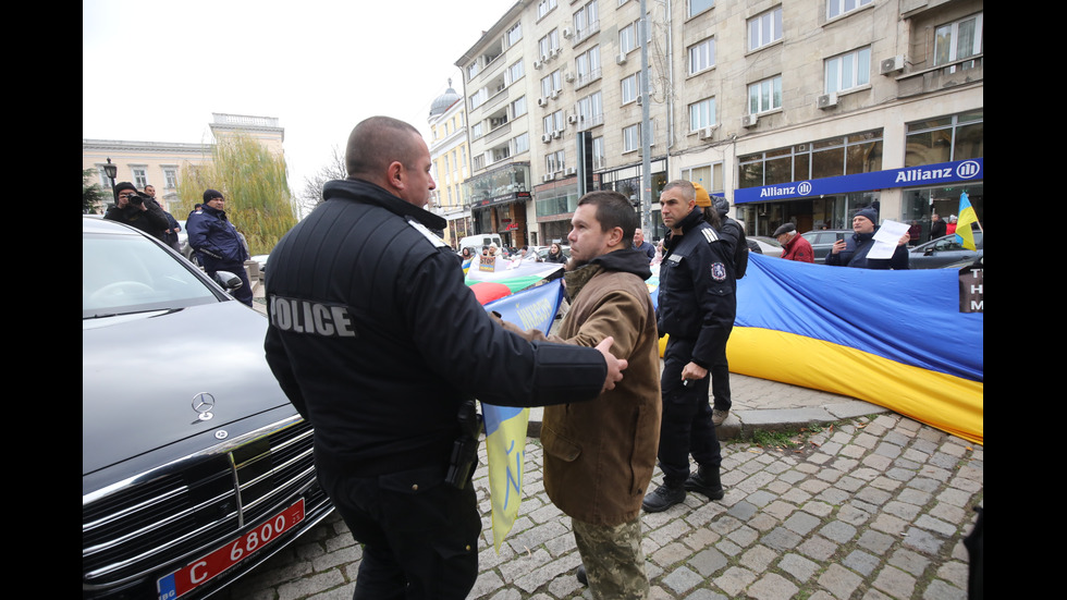 Митрофанова на литургия в Руската църква, протестиращи блокираха храма