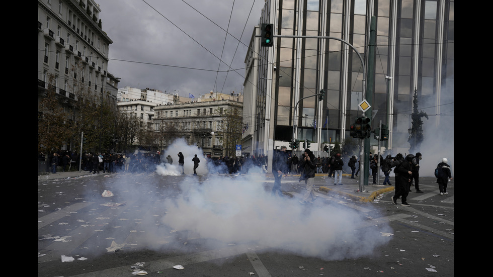 Сблъсъци между протестиращи и полиция в Атина