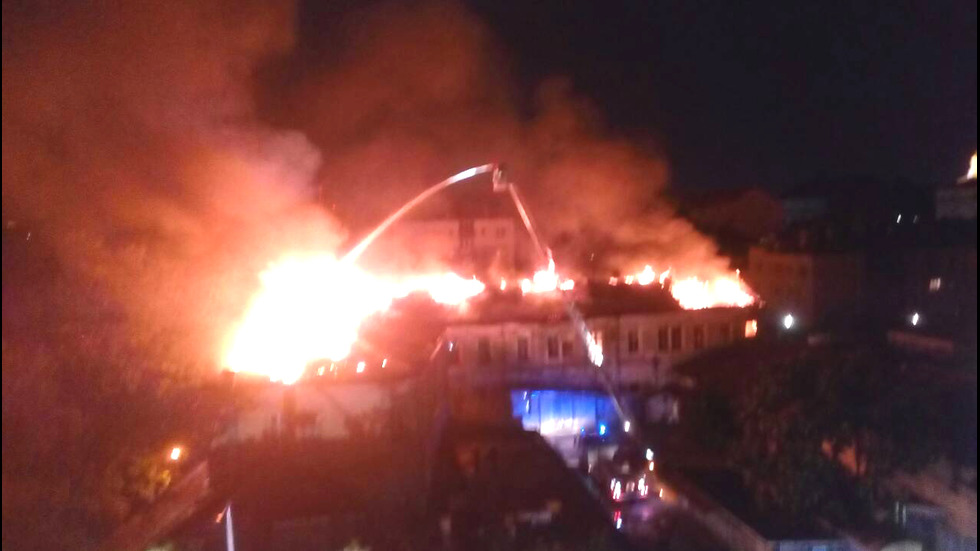 Пожар в София – горяха "Царските конюшни"