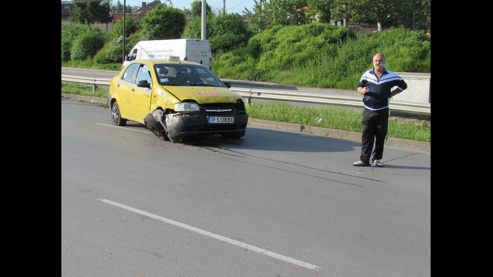 Пътничка в таксиметров автомобил пострада при катастрофа в Русе