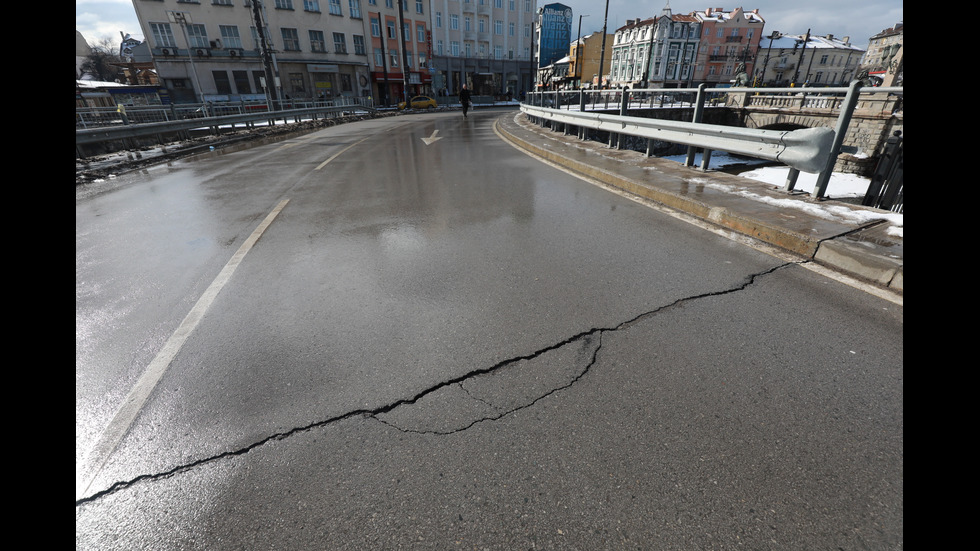 Напука се пътната настилка в района на "Лъвов мост"