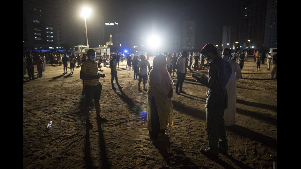 Огромен пожар избухна в небостъргач в Шарджа